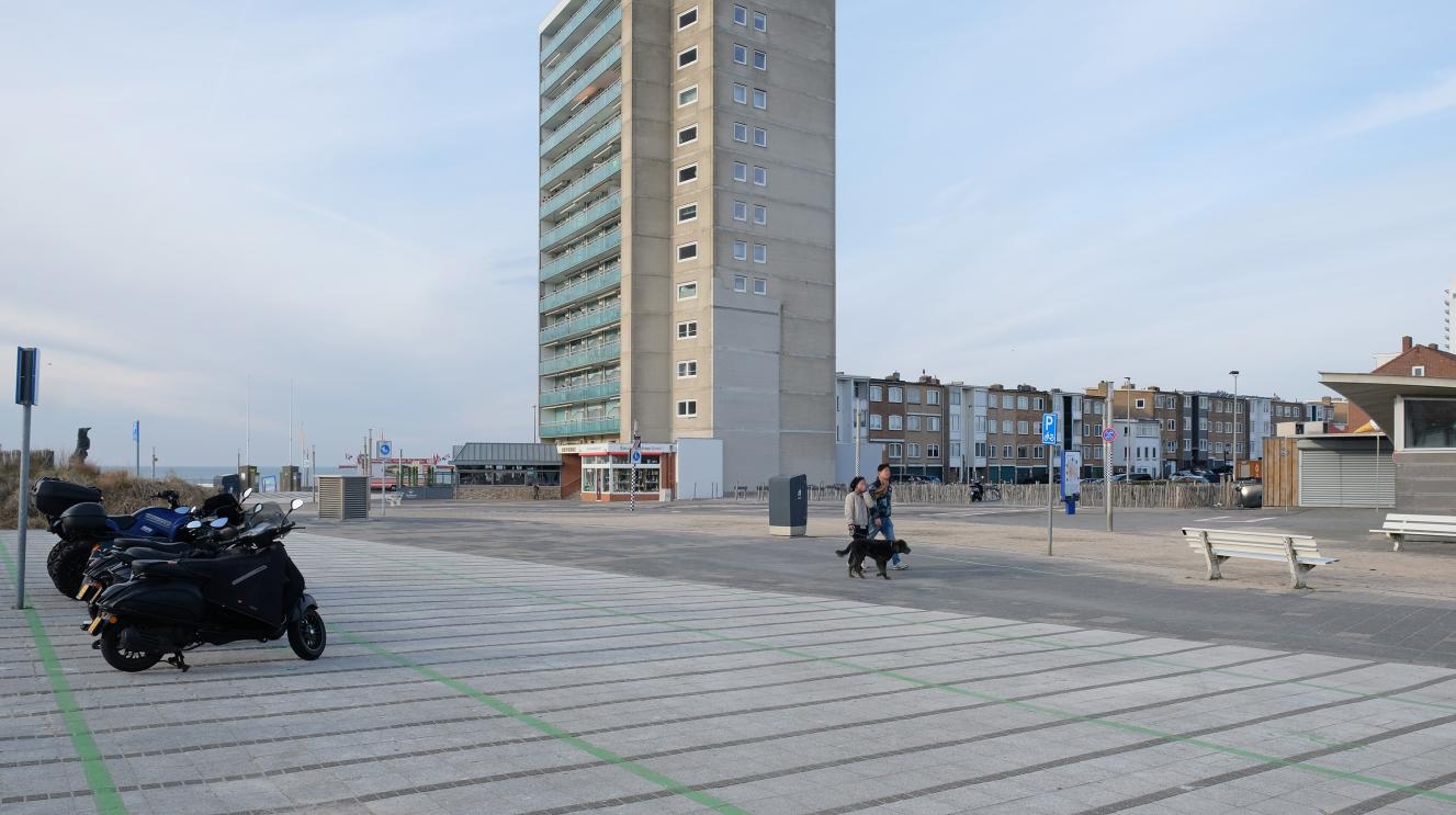 Het Badhuisplein met zicht richting zee, met op de achtergrond de tijdelijke fietsenstalling